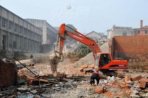 苏州门窗回收玻璃破损隐患及应对措施(图1) 门窗回收前要小心苏州房屋拆除的玻璃破损