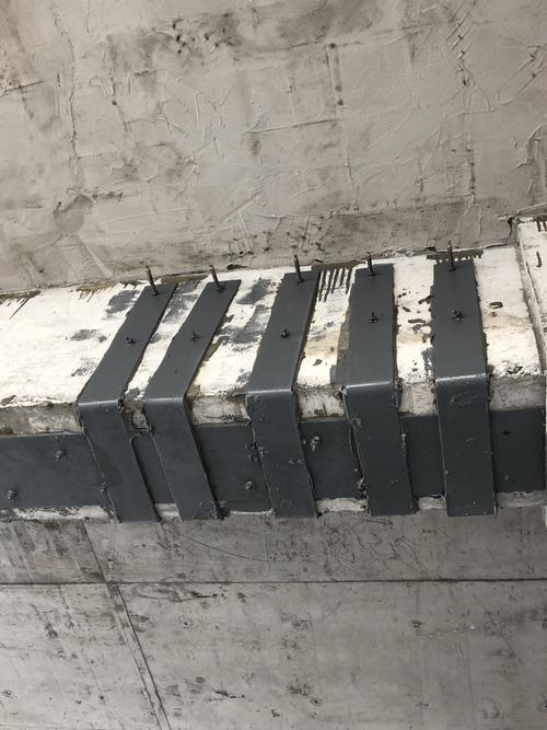 粘钢加固混凝土梁